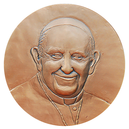 元教皇フランシスコ来日記念公式メダル(五月) 元教皇フランシスコが微笑みを浮かべたメダル。柿坪 満実子氏の作品。