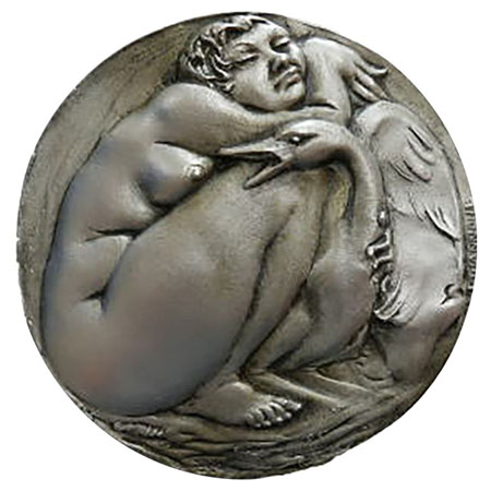 レダと白鳥(六月) レダという女性が白鳥を抱きしめ座り込んでいる。Francesco Giannone氏の作品