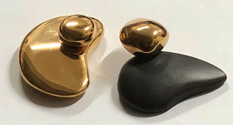 Bronze Stone 不思議な形の二つのメダル作品。柿坪 正晴氏の作品。